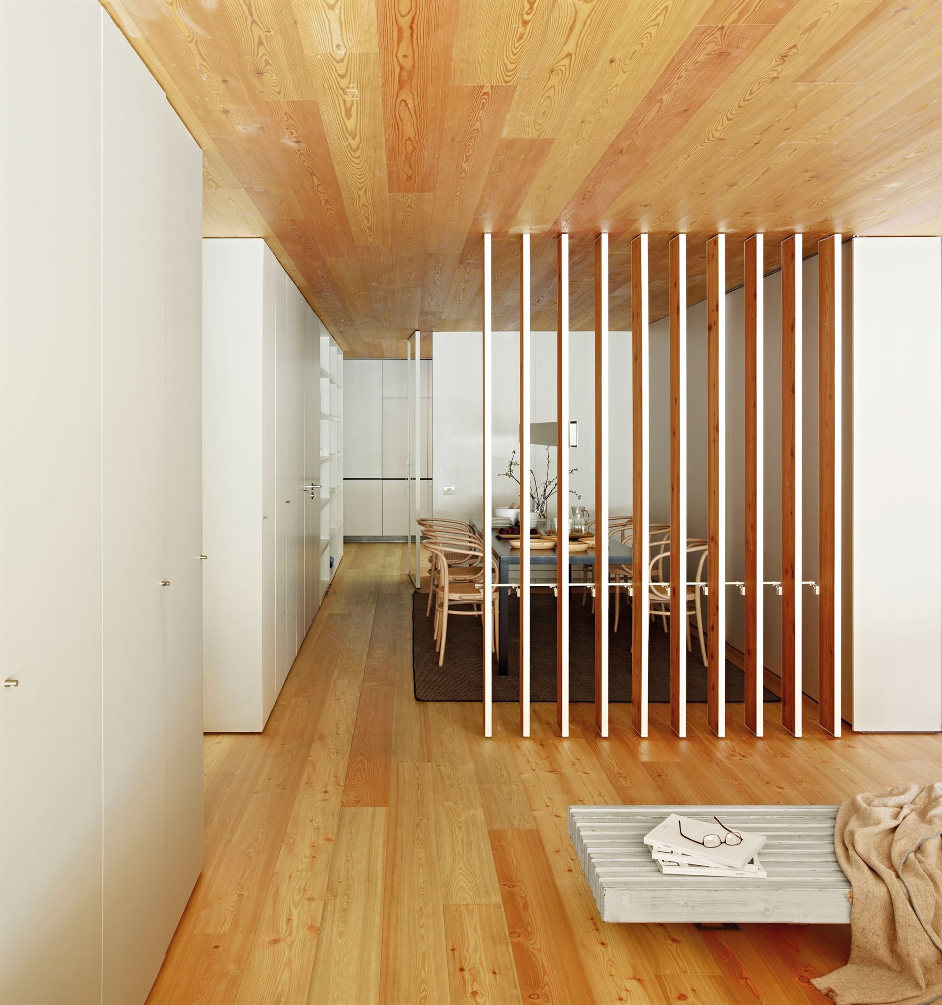 biombo de madera fijo para separar ambientes  Living room divider, Wooden  room dividers, Minimal interior design