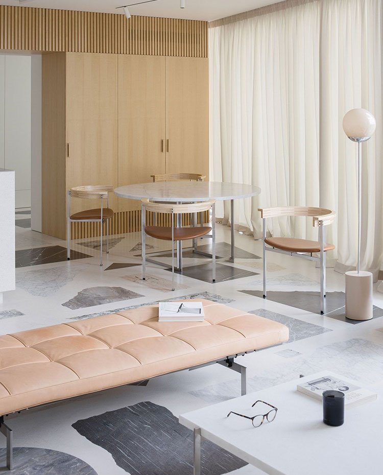 Una casa moderna con interiores de mármol