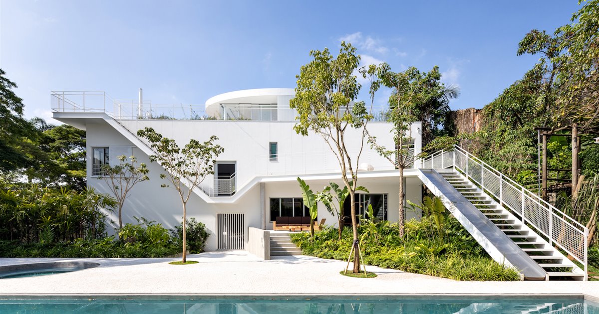 Una moderna casa en Brasil con piscina y azotea con solarium