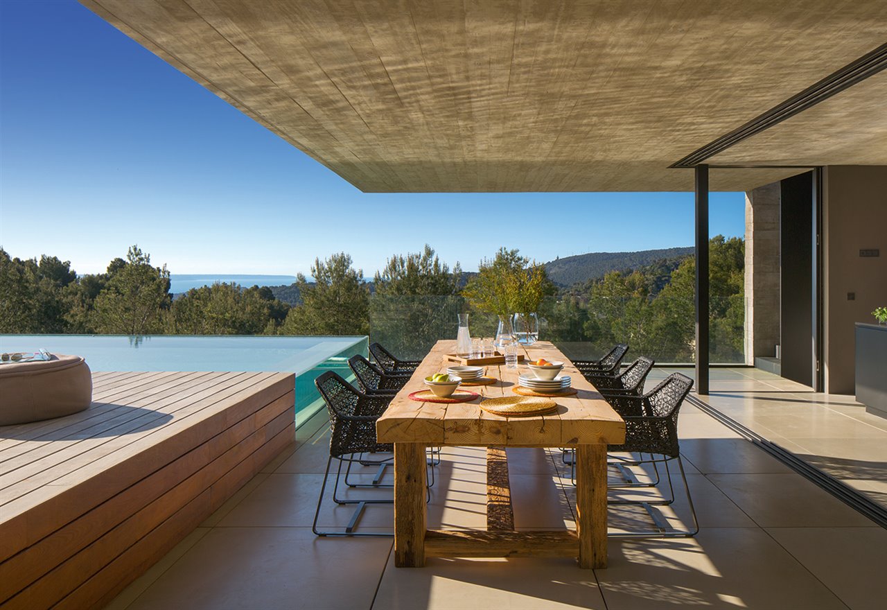 Una casa de hormigón y madera natural en Mallorca