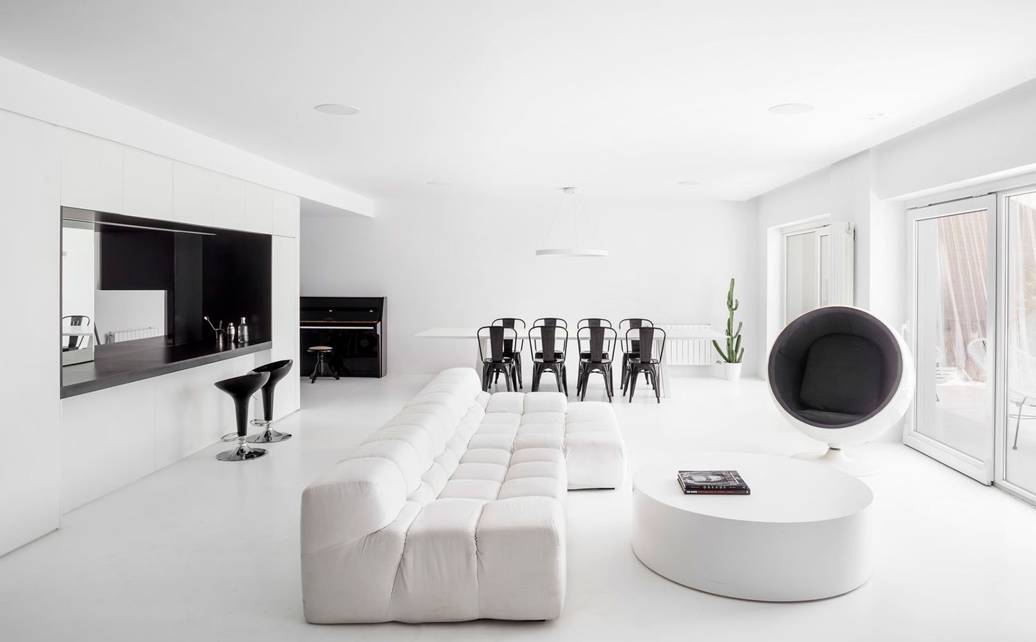 Una casa moderna con interiores de color blanco creada por CRU Arquitectes