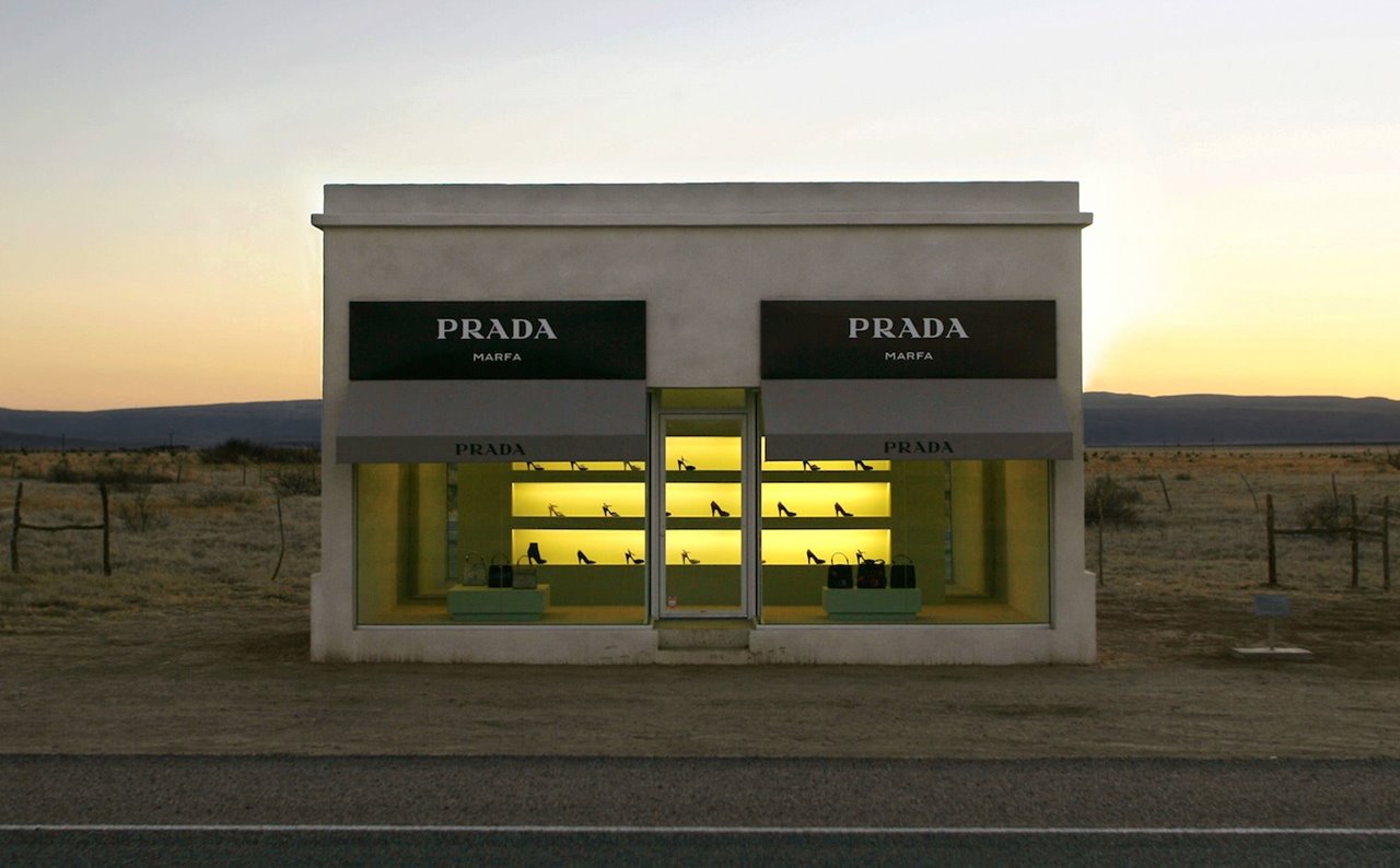 La historia de la tienda de Prada Marfa en mitad del desierto