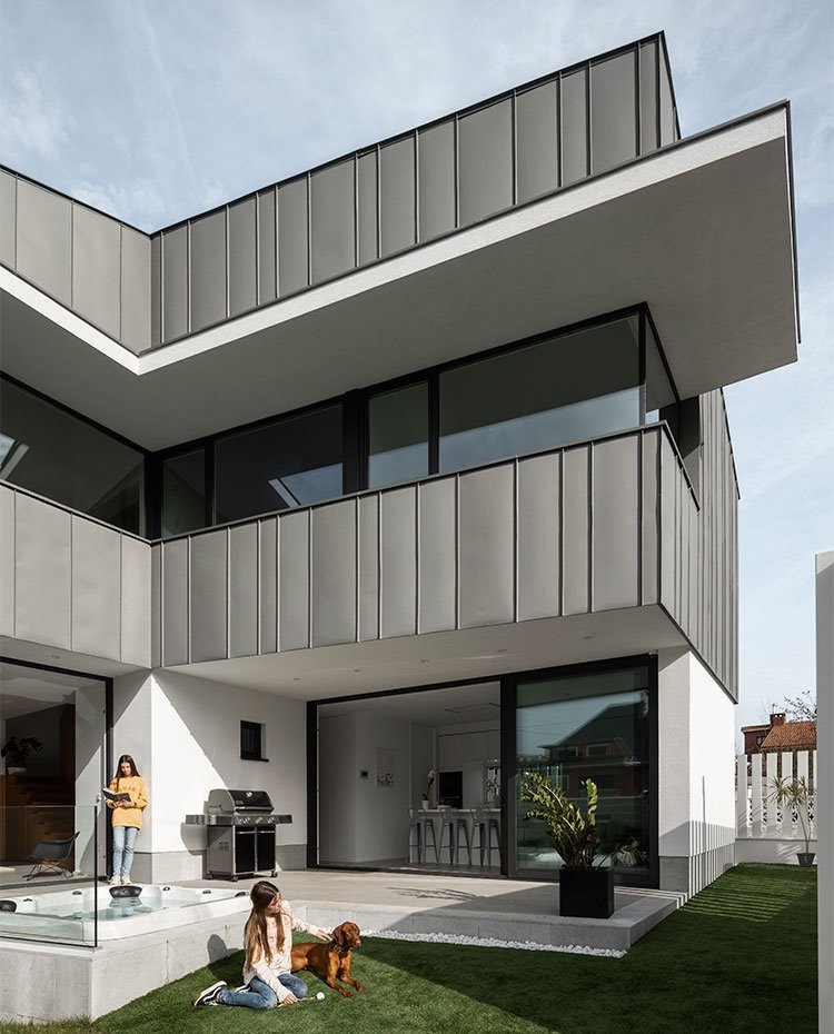 Una moderna casa unifamiliar con fachada de chapa de zinc