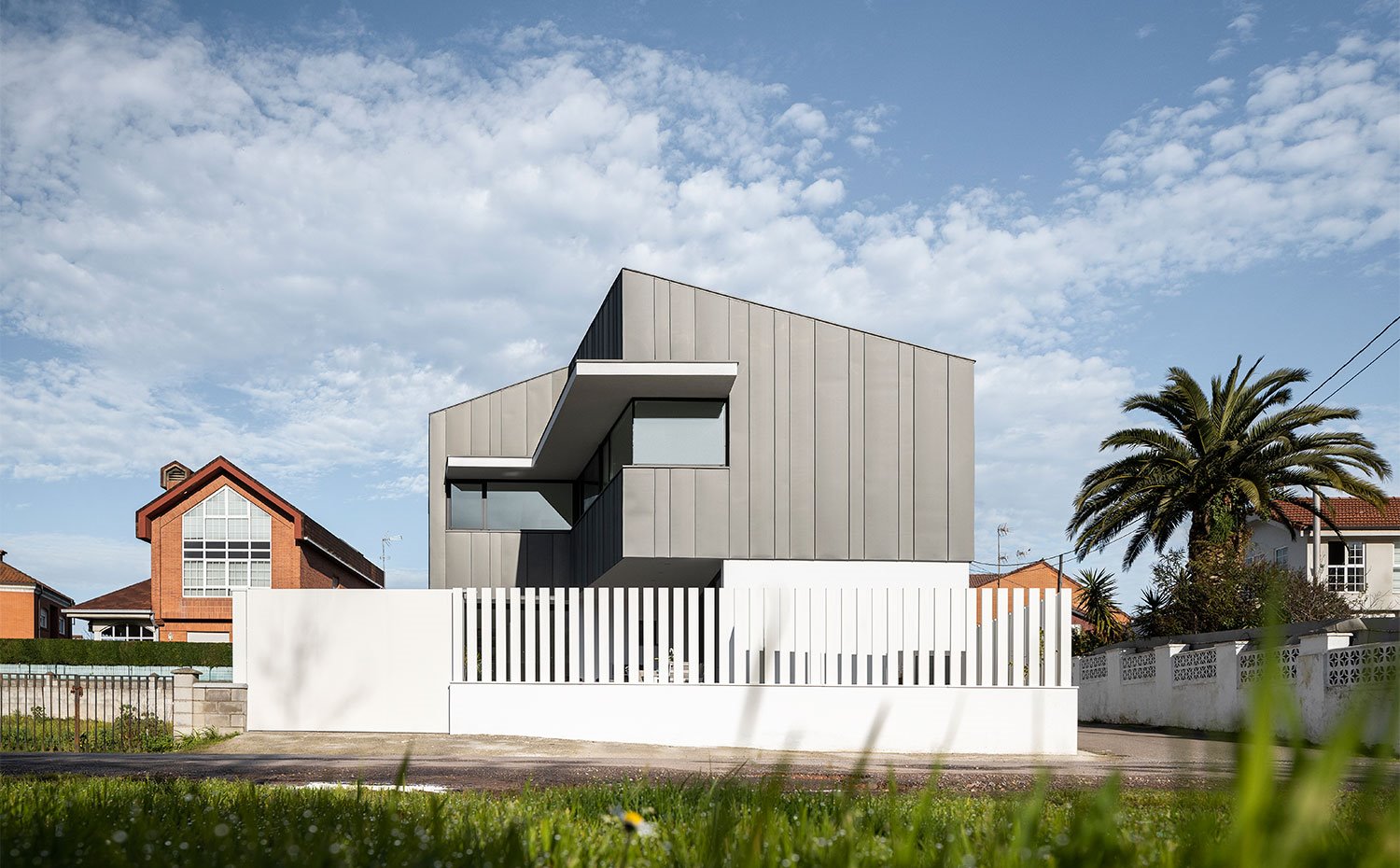 Una moderna casa unifamiliar con fachada de chapa de zinc