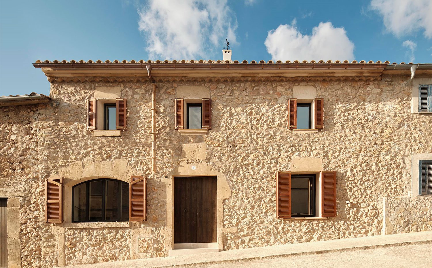 Una casa moderna unifamiliar de piedra y madera en un pueblo de Mallorca