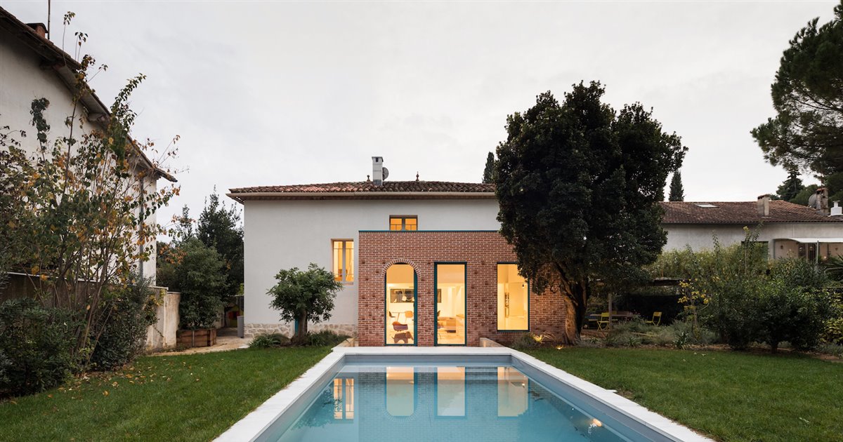 Una casa moderna con fachada de ladrillo y piscina en Montpellier