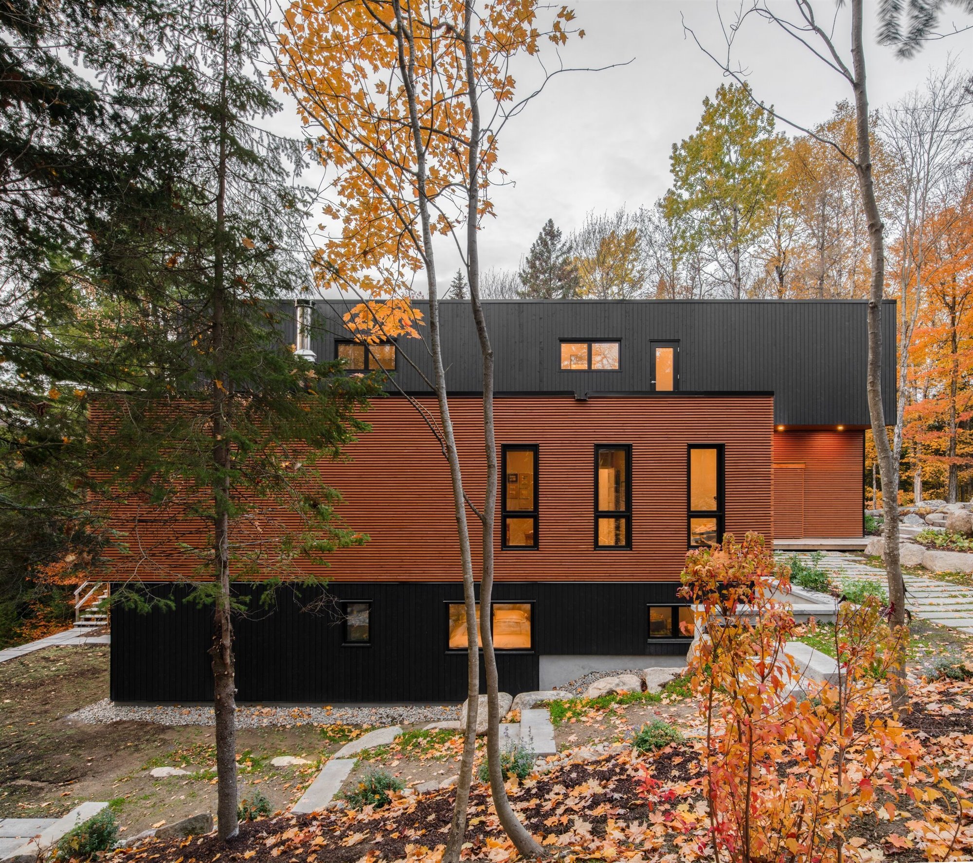 Una casa prefabricada con materiales sostenibles en los bosques de Canadá