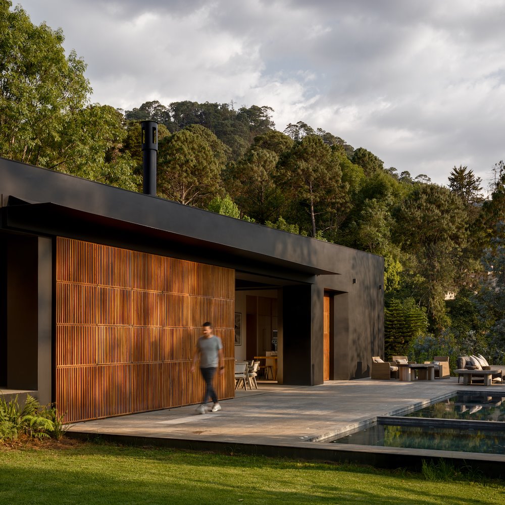 una casa moderna con fachada de madera negra en valle de bravo mexico