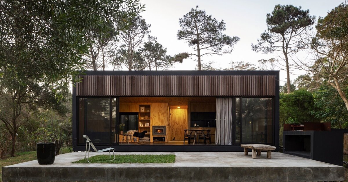 Una moderna casa prefabricada de madera en los bosques de Uruguay