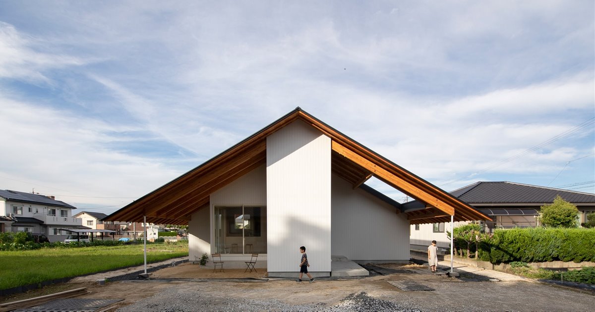 Una casa moderna en Japon con tejado a dos aguas e interiores de madera
