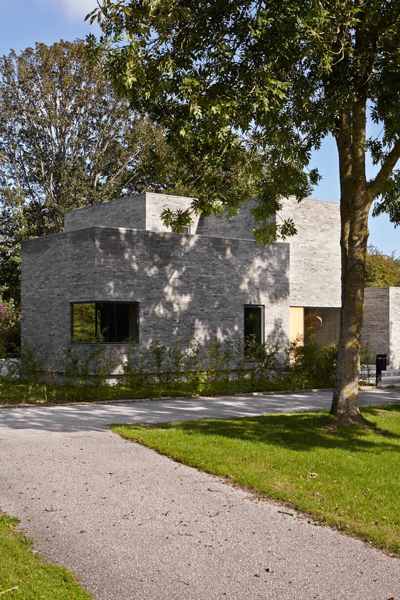 Una moderna casa de hormigón en Dinamarca con una escalera de madera