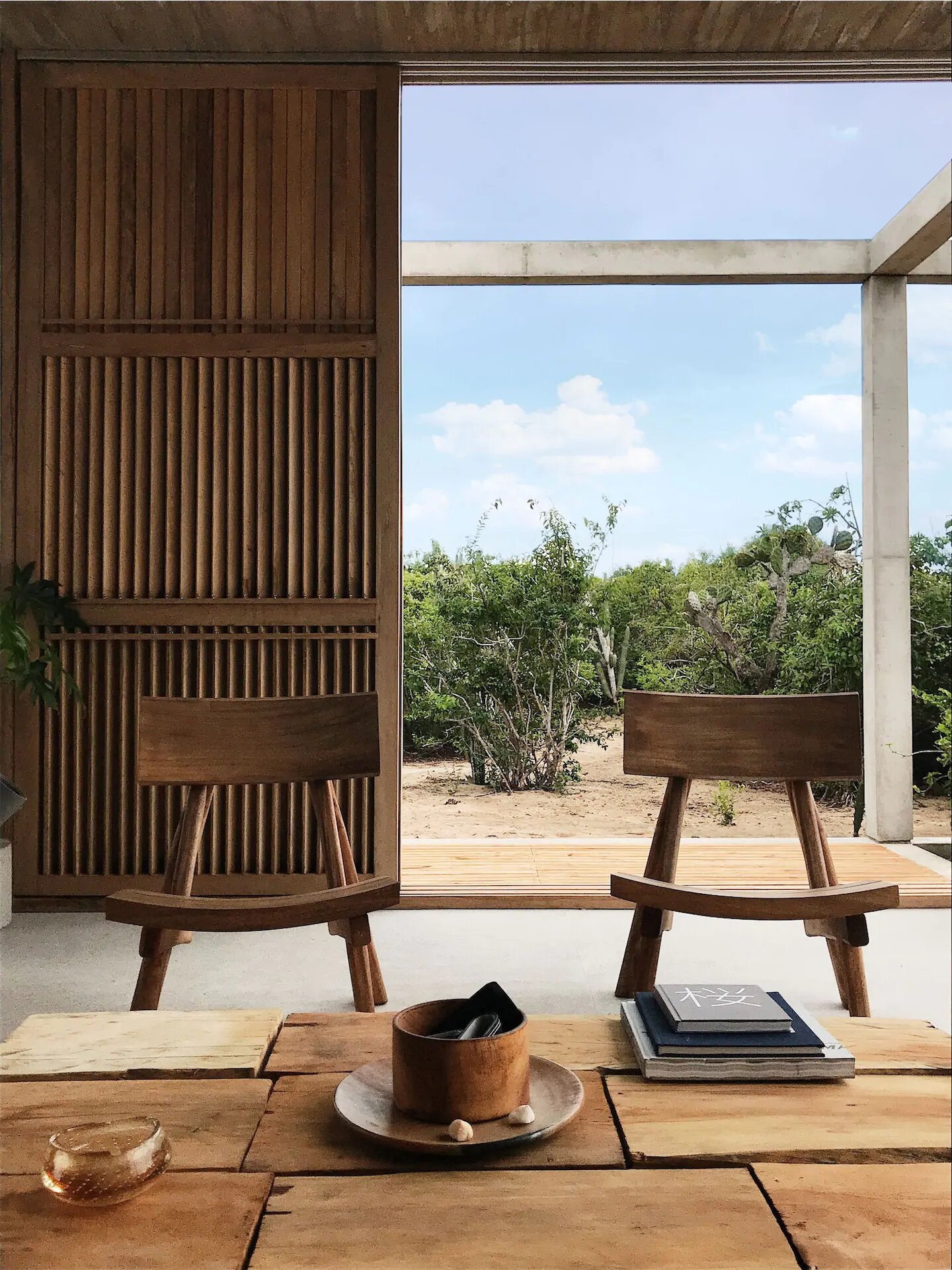 Una casa moderna de hormigón y madera junto a la playa de Oaxaca