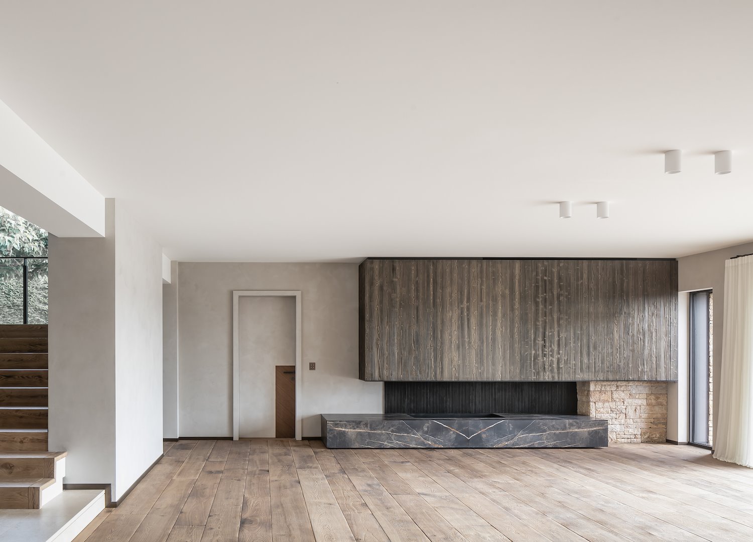 Casa de lujo interior. Pared de piedra con chimenea: fotografía de