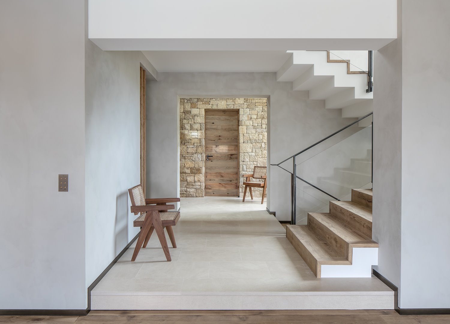 Una casa de piedra natural muy moderna con interiores de madera minimalistas