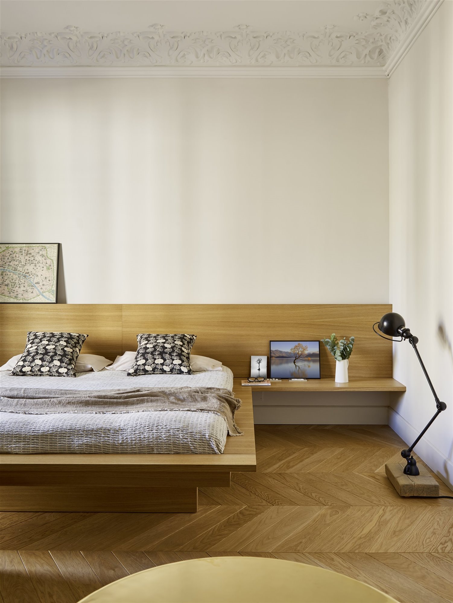 Nueva tendencia en dormitorios: camas a ras del suelo  Cama en el suelo,  Decoración de dormitorio para hombres, Colchón en el piso
