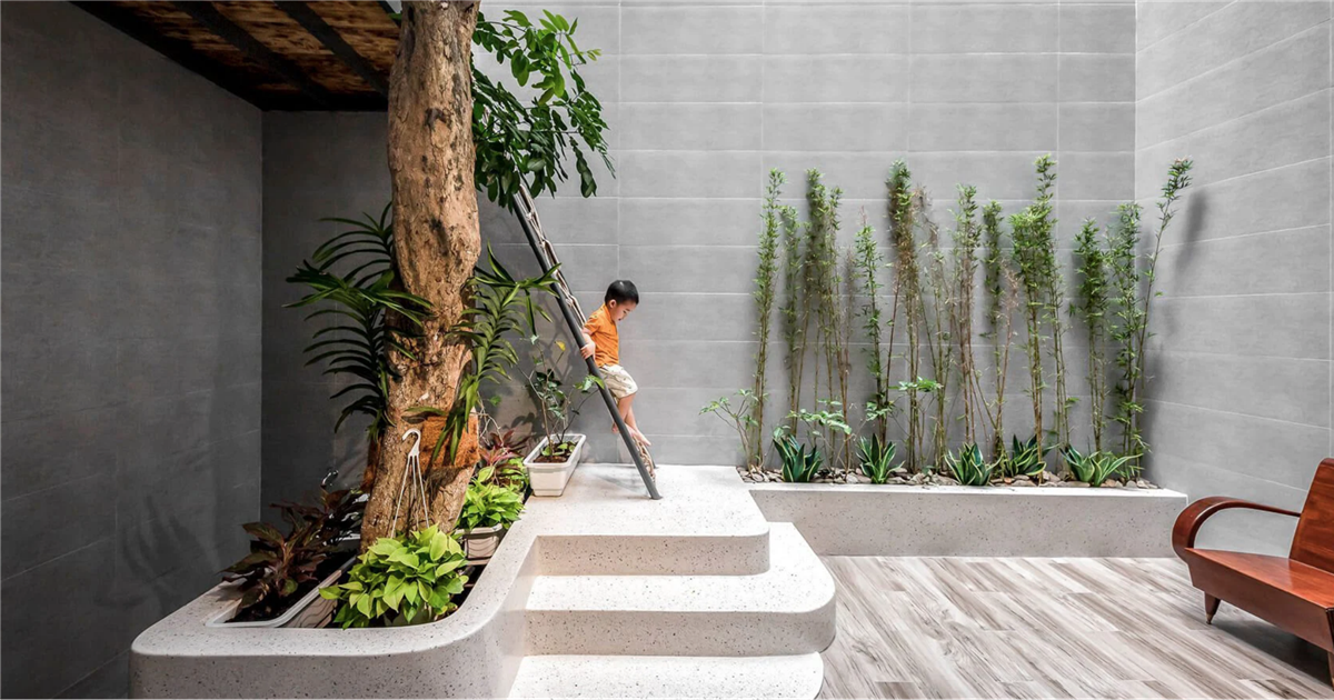 Una casa moderna con patios interiores llenos de plantas y luz en Vietnam