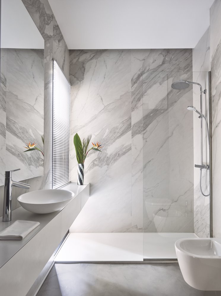 Las 10 ideas clave para decorar con estilo un baño moderno en 2022 - Bano MoDerno De Marmol Con Ducha Ca0aeeab 745x1000