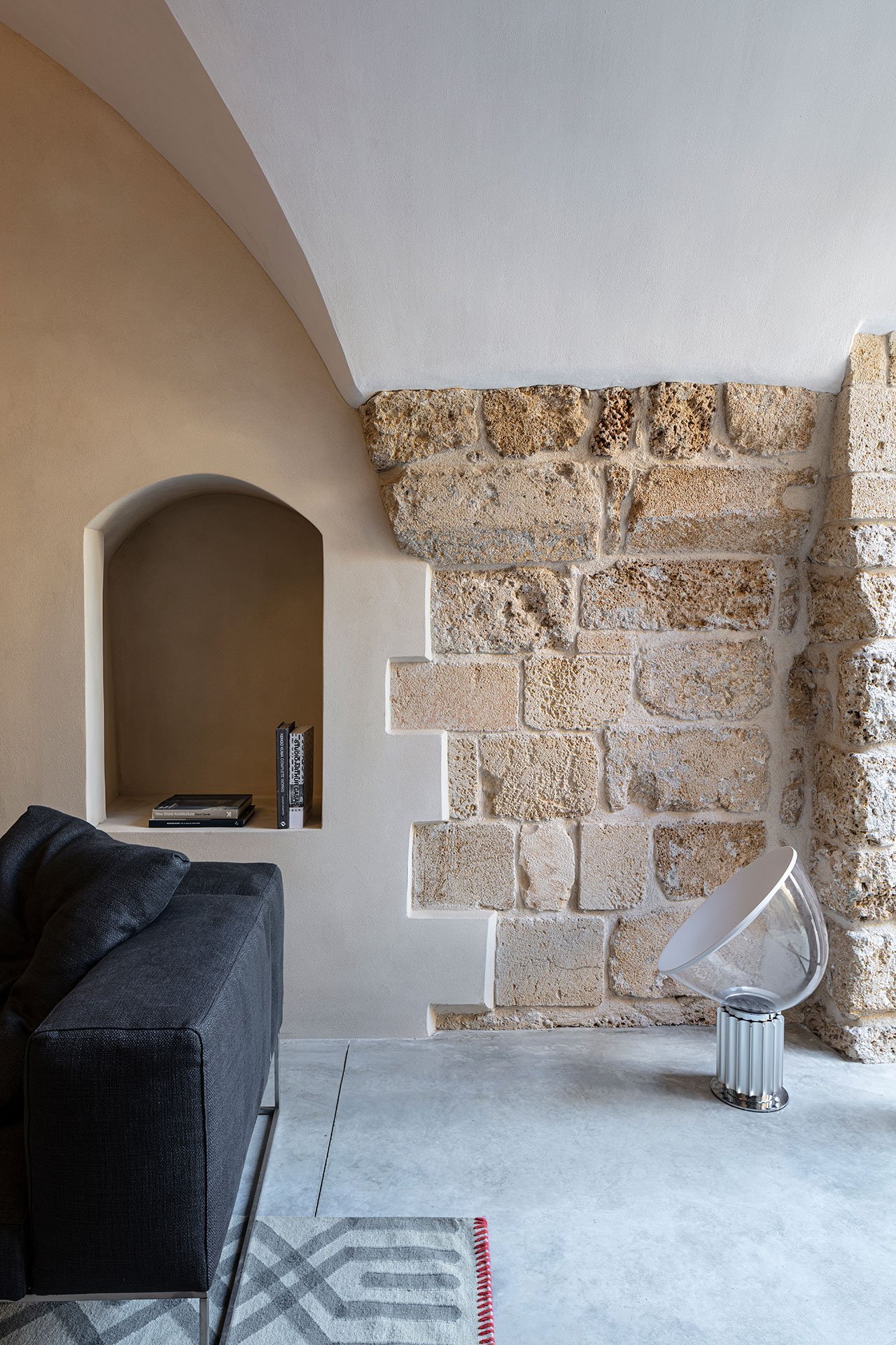 Una moderna casa con paredes de piedra en uno de los barrios historicos de  Tel Aviv