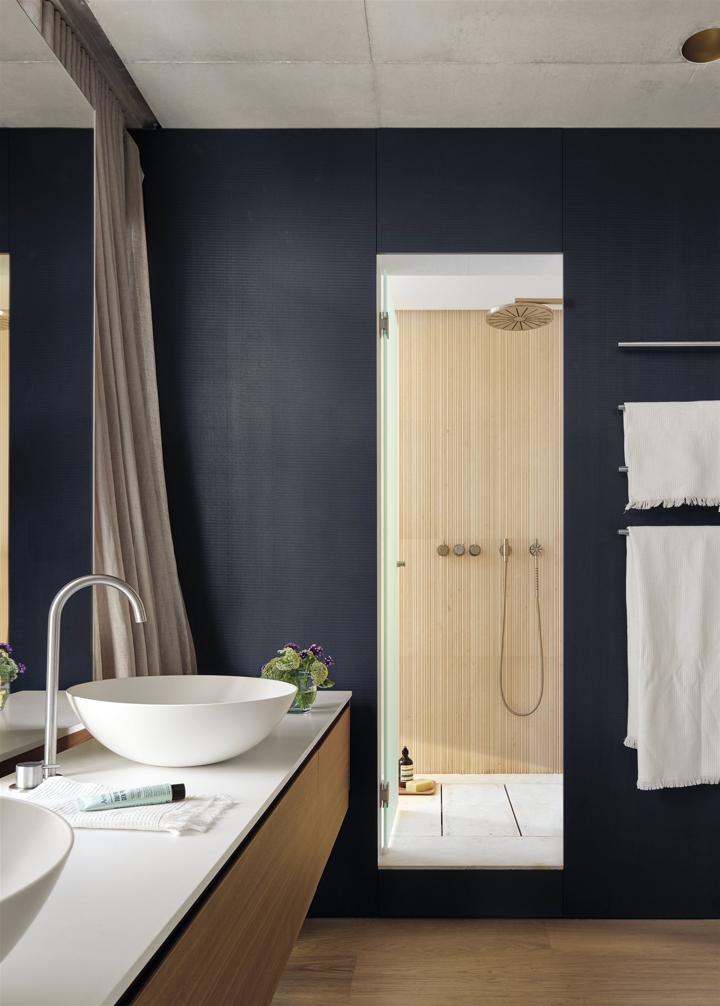 Mamparas modernas para darle una vuelta a tu baño  Piso de la ducha,  Diseño de baños, Remodelar baños