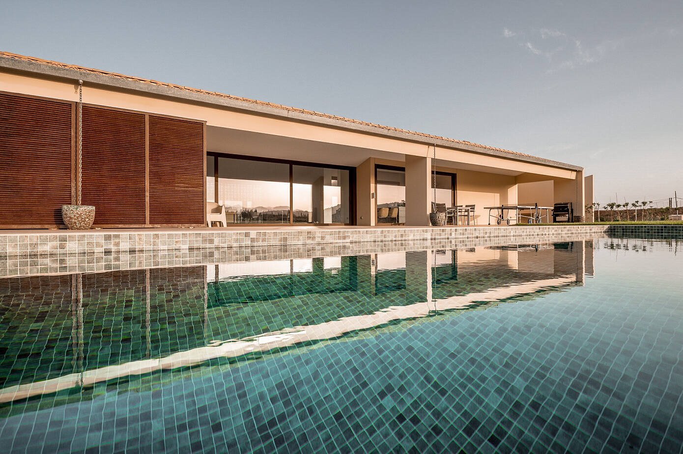 Una moderna casa de campo en Mallorca que da valor a los espacios  exteriores como terrazas o patios