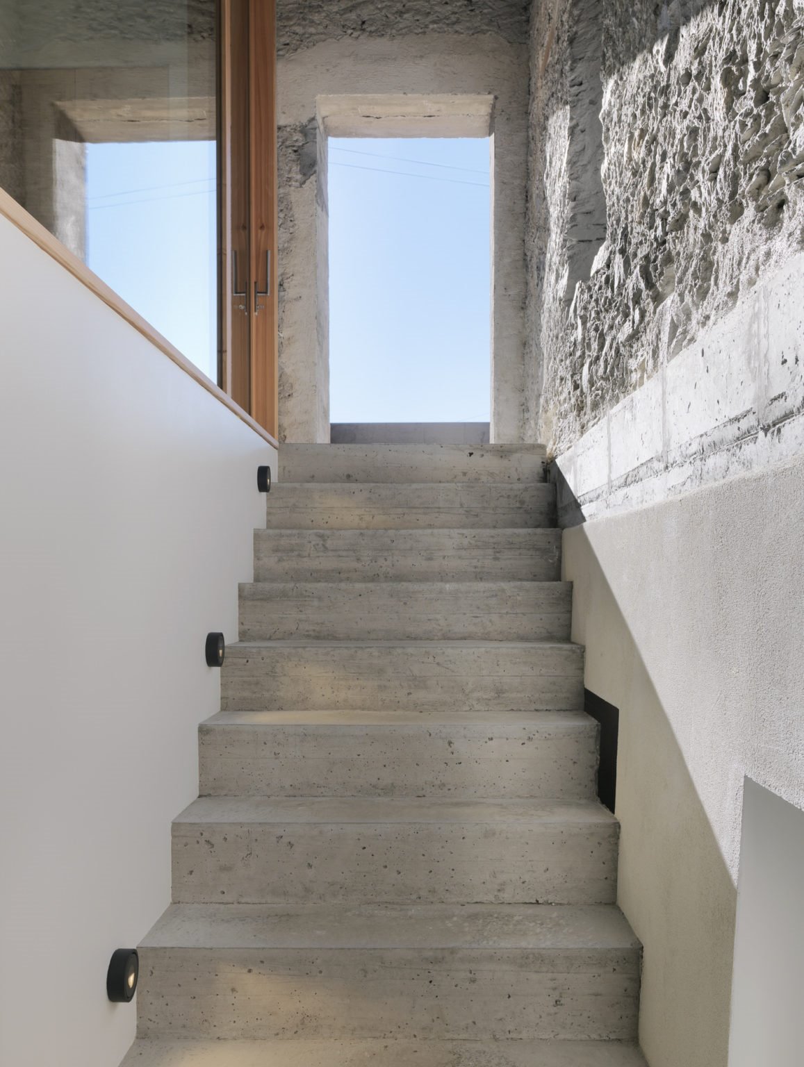 Una casa moderna en Suiza de madera, hormigón y cristal