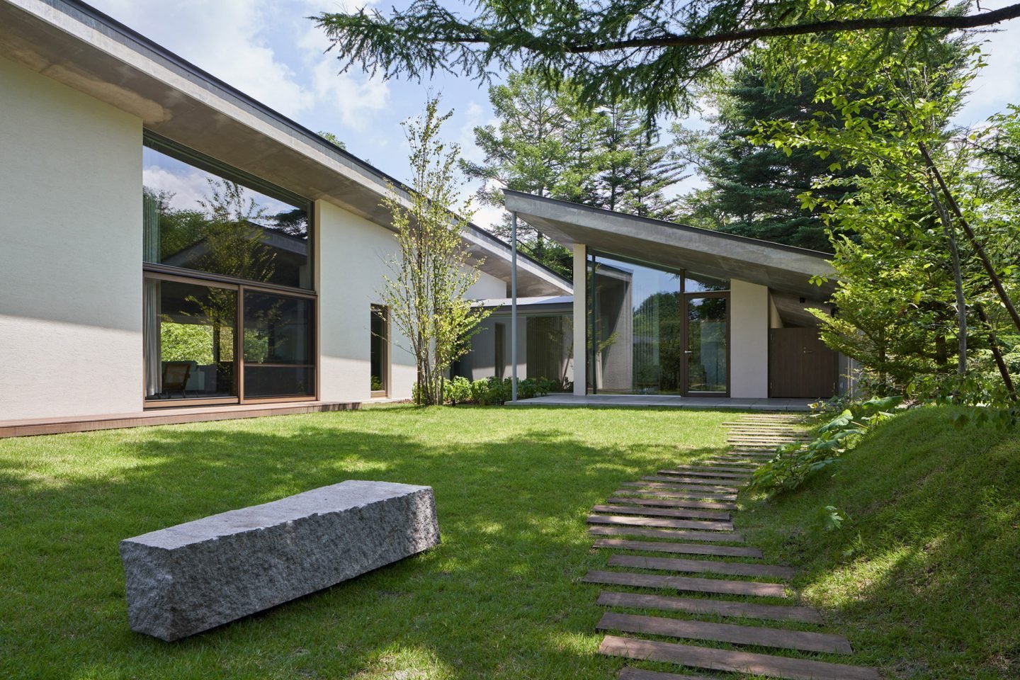 El plan perfecto es esta casa rodeada de bosques en Japón