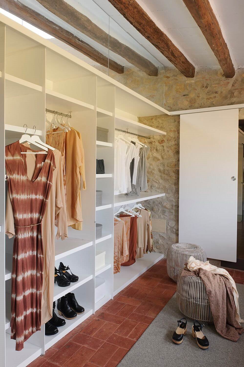 Cambio de armario: cómo organizar un vestidor tan cómodo como práctico