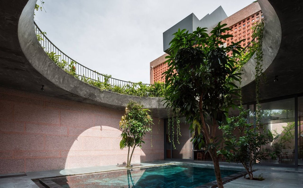 La arquitectura de esta casa rosa se abre a la luz de Vietnam