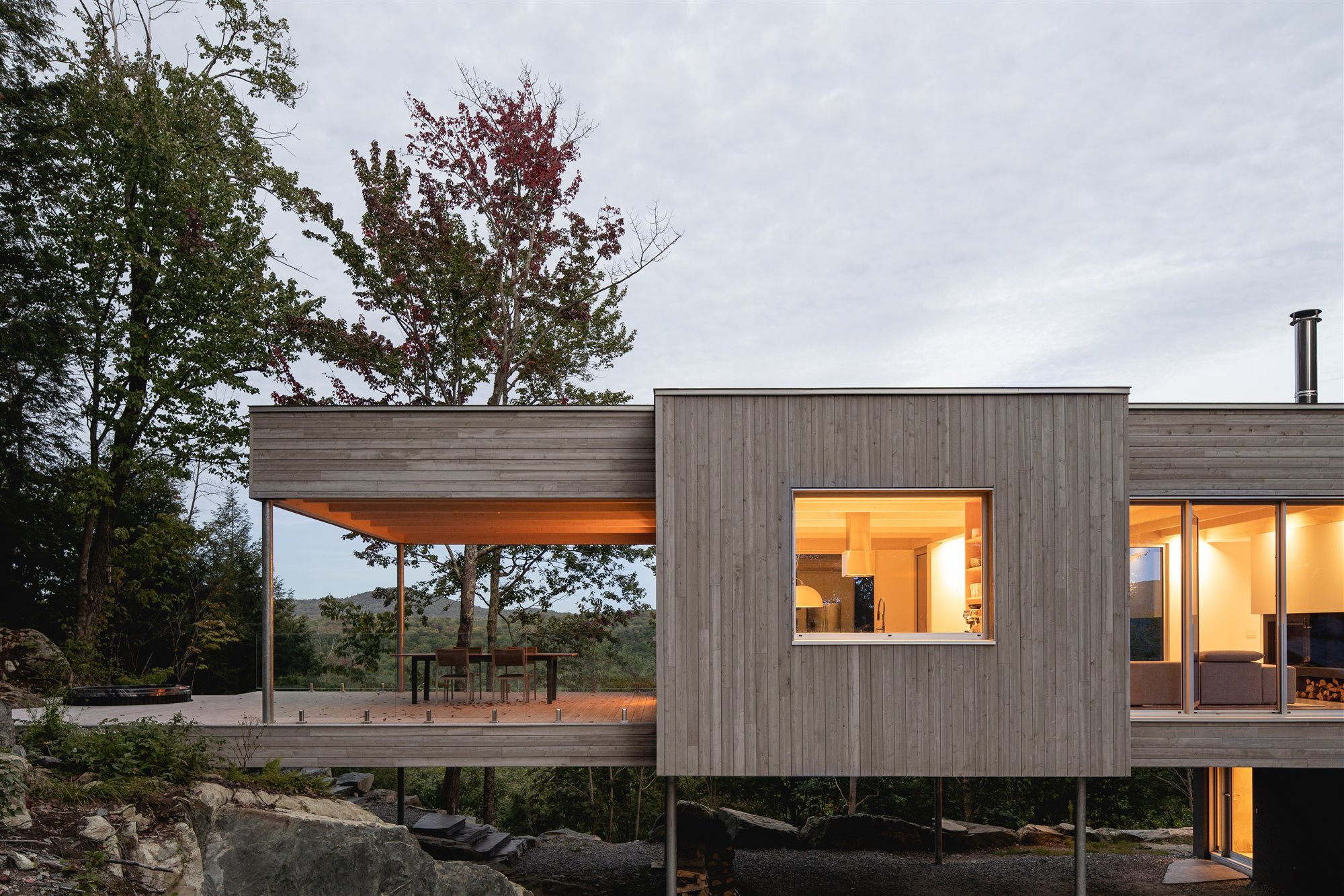 Una minimalista casa de madera elevada en mitad del bosque
