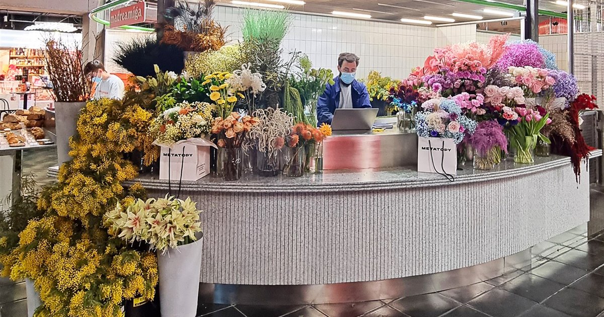 Este puesto de flores de un mercado madrileño está arrasando
