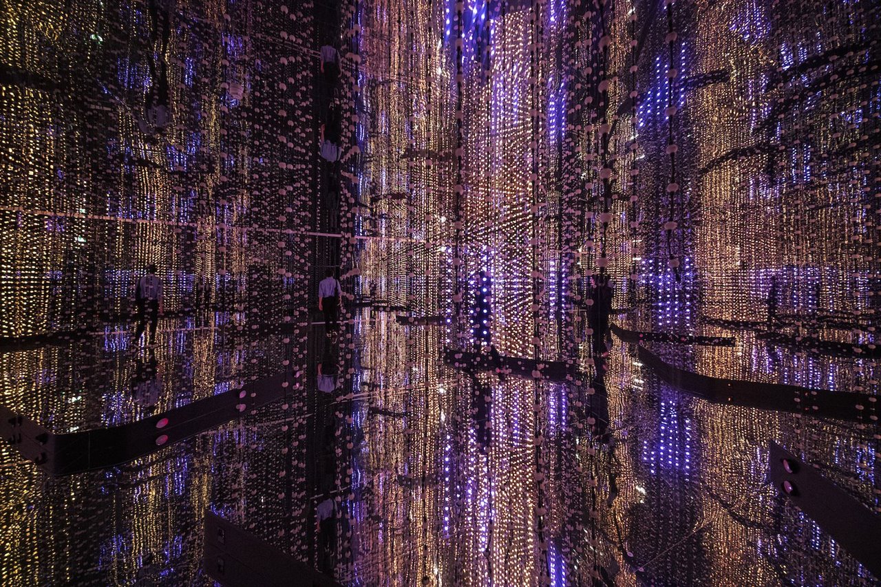 En la exposición de Haier, los visitantes se adentran en un entorno inmersivo consistente en un espectacular juego interactivo de espejos, luces y sonidos.