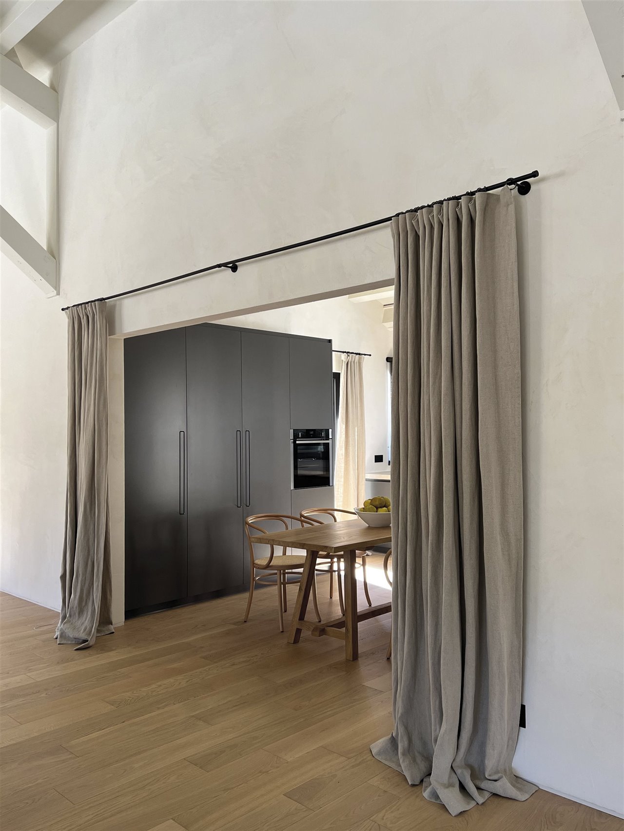 4 cortinas para cocinas modernas que se instalan sin hacer agujeros