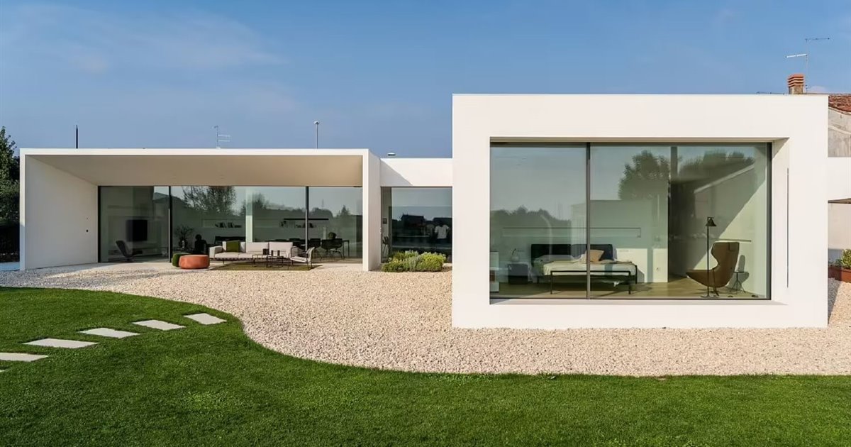Las dos fachadas de esta casa minimalista están enloqueciendo a todo el  pueblo