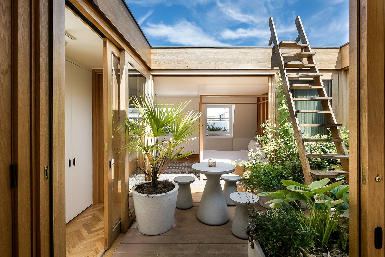 15 casas con patios interiores que consiguen que ya no queramos tener  terraza
