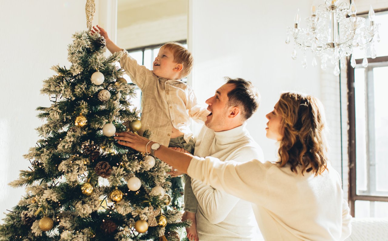 5 errores imperdonables que cometes al decorar el árbol de Navidad